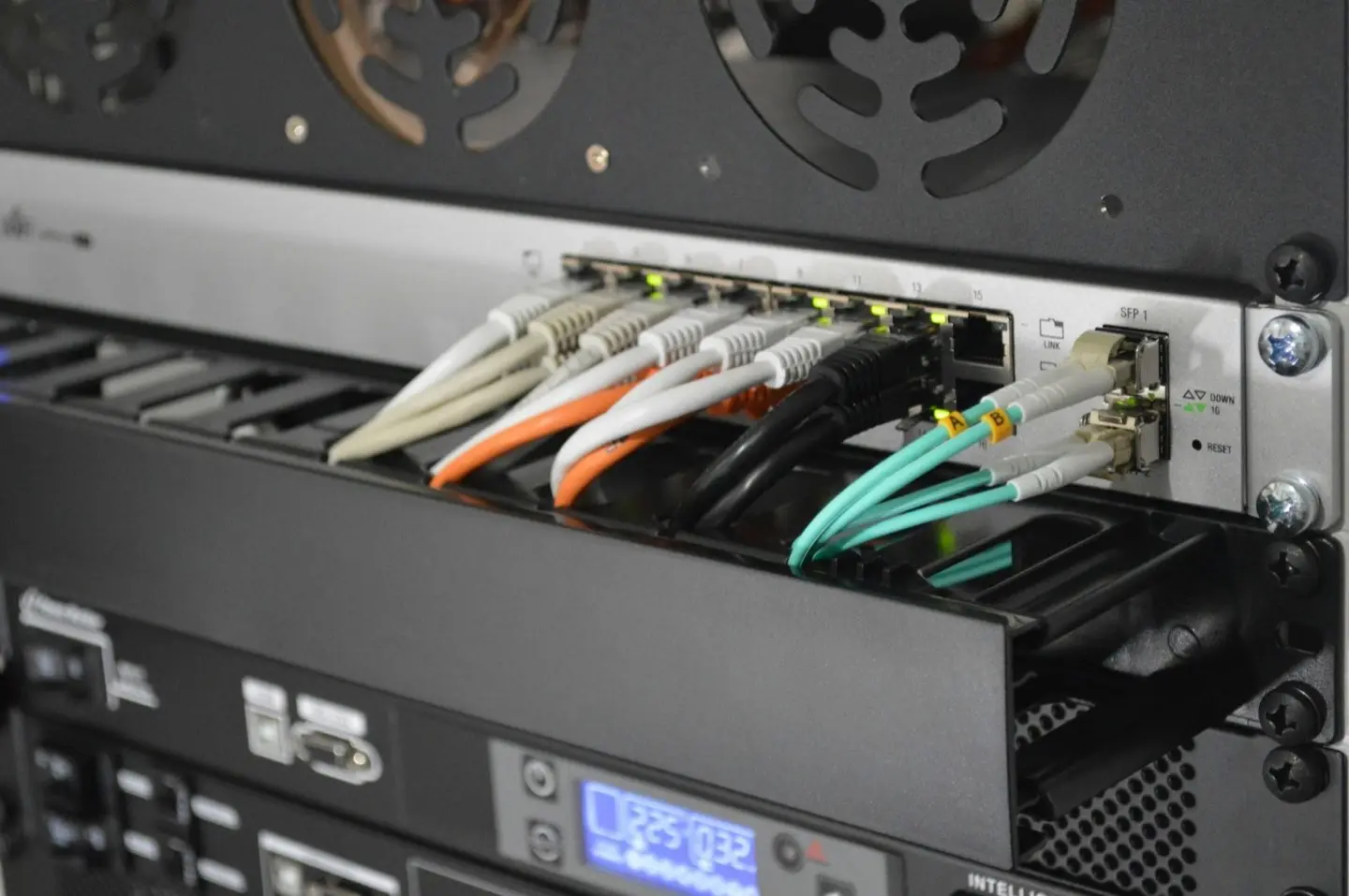 Netzwerk-Switch mit farbig gesteckten Kabeln